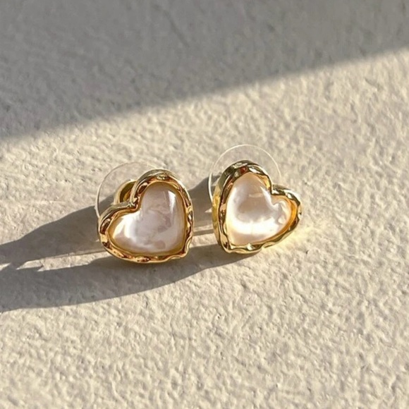 “Seashell Shards” White Hearts Iridescent Shell Flake Chip Ocean Romance Studs - Picture 3 of 16